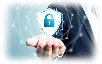 Imagen ilustrativa: mano soteniendo un escudo con el simbolo de antivirus.